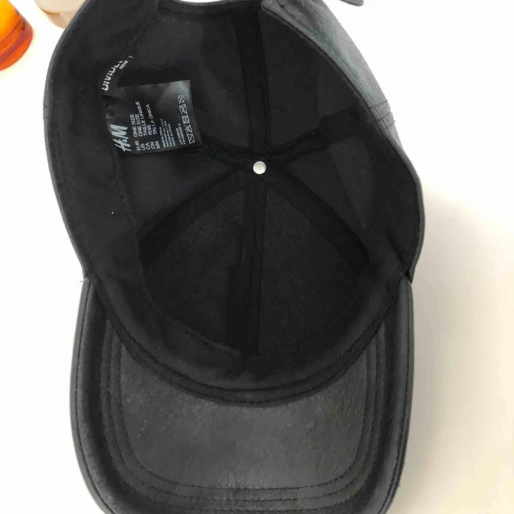 Fin svart keps i läderimitation från hm divided. Knappt använd & säljs därför. . Accessoarer.