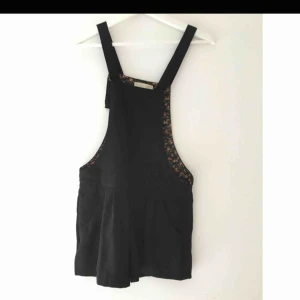  - Svarta hängselshorts från zara girls. Strl 164, men passar även XS för någon kortare!  Kan skicka med post men köpare betalar frakt