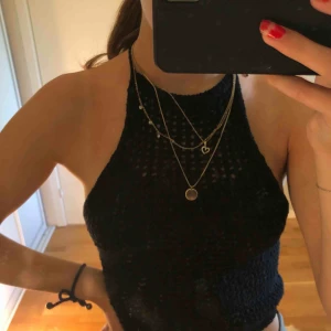  - Ett superfint stickat linne med knytning i ryggen från Hollister! Säljer pga inte använder längre. Storlek: XS, men är rättså stretchigt. Pris: 40kr + frakt. 💗