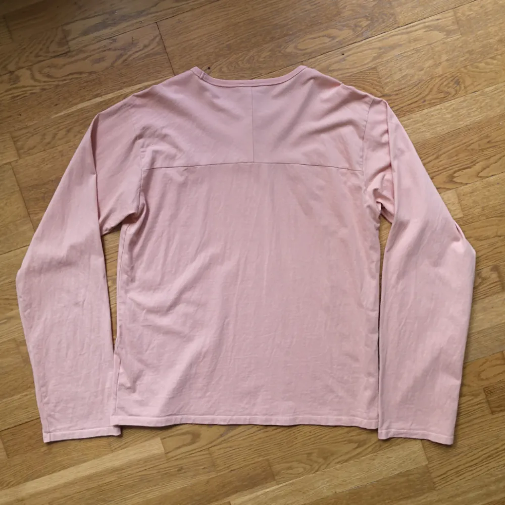 *Update* t shirten ligger på budgivning på Tradera! Slutar 10 augusti, passa på!   Säljer min Långärmade t shirt stl L, från Acne Studios SS17 kollektionen.  Endast använd 2-3 gånger. Nypris ca 1200kr. Inga fläckar eller defekter, tveka inte att höra av dig vid frågor eller fler bilder! Kan hämtas i Gävle/Sandviken, köparen står för eventuell frakt.. T-shirts.