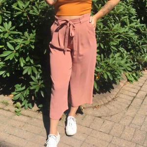  - Rosa byxor från zara med knytning i midjan. Slutar ungefär vid halva vaden.