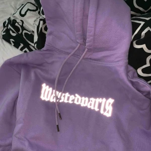  - Superfin hoodie från wasted paris <3