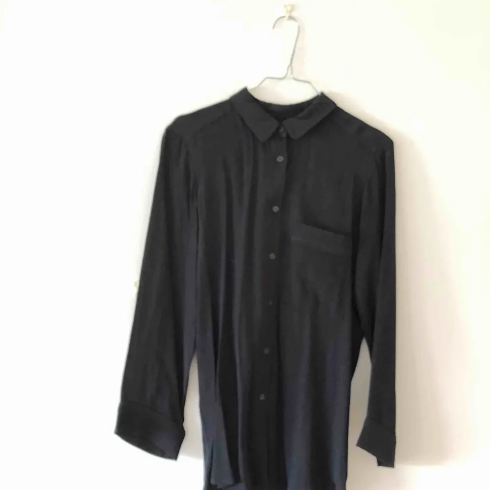 Helt ny svart skjorta från Carin Wester Finns i Malmö eller skickas. Köparen står för frakten. Skjortor.