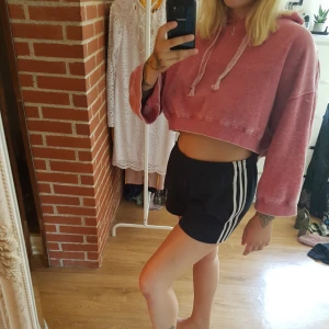  - Cropped "urtvättad" hoodie med luva från bikbok.