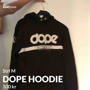  - Hoodie från Dope Skateboards!  Inköpt för något år sedan men sparsamt använd, 499:- nypris och går inte längre att få tag på.  Cond 8/10 då det inte finns några snören till luvan.  Passar M/L. Säljer åt min pojkvän. 