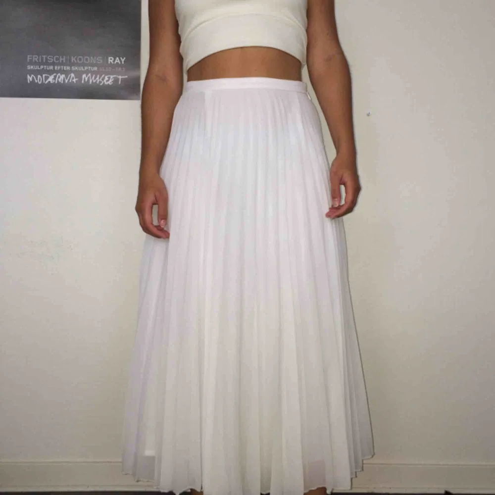 superfin vit plisserad kjol, använd väldigt få gånger så den är i jättebra skick. frakt 40 kr. Kjolar.