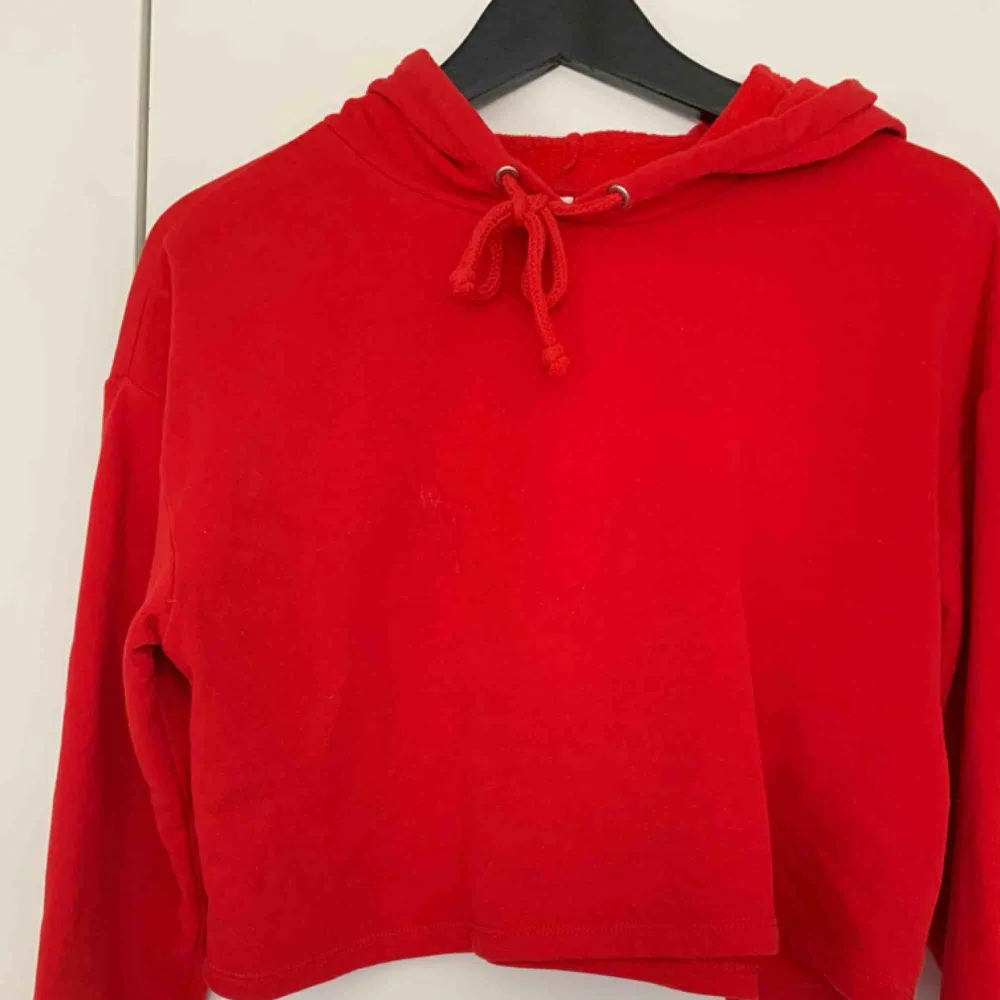 Säljer min röda croppade hoodie för 75kr, den är ifrån hm, kan frakta men du får betala frakten själv (63kr), annars möts jag upp i Stockholm, betalning sker via swish, hoppas det är något för dig!☺️. Hoodies.