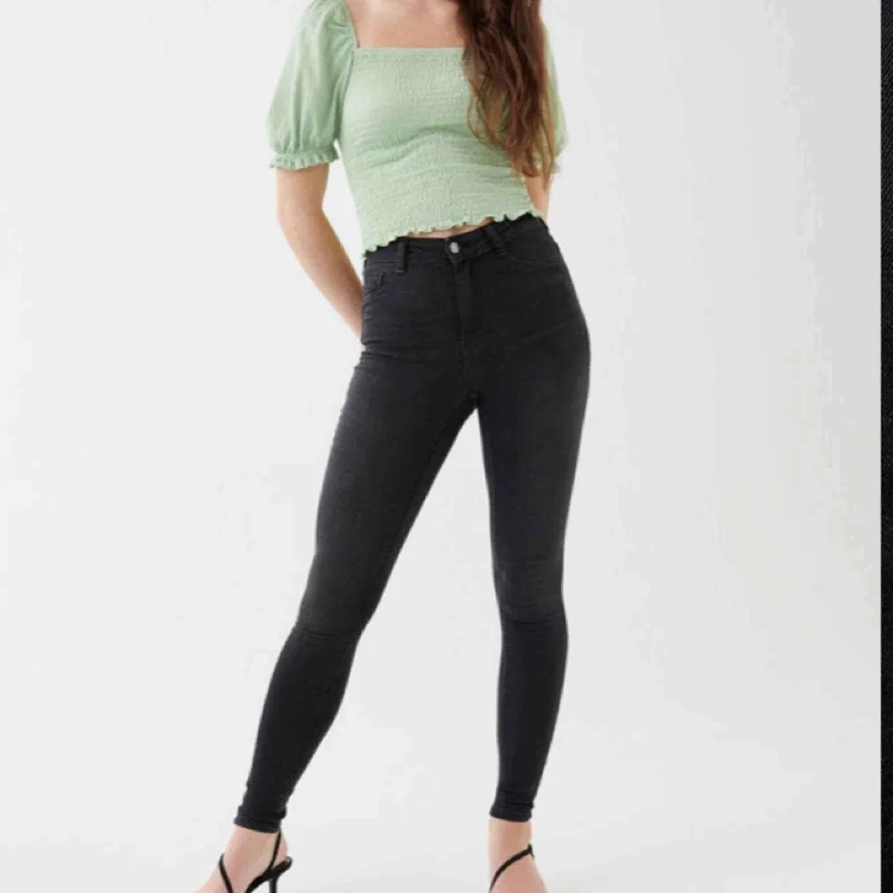 Säljer Molly highwaist jeans i storlek M för ett bra pris, Dem är oanvända och har prislappen kvar! (Säljer pågrund av fel storlek). Jeans & Byxor.