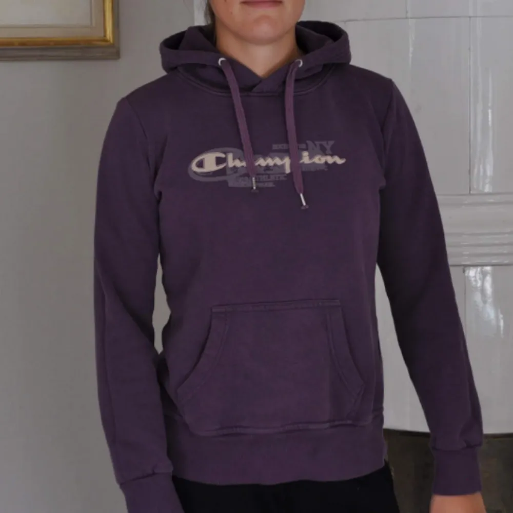 En lila hoodie från Champion. Storlek medium men passar mer som en xs-s. 💛. Tröjor & Koftor.
