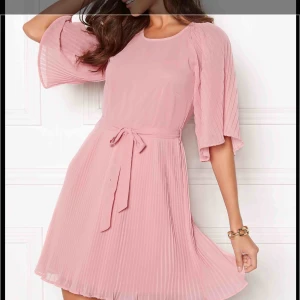  - Rosa klänning av Lovisa Barkman för Bubbleroom. Aldrig använd (prislappen kvar). Köptes för 599kr. Fraktavgift ca 45kr tillkommer :)