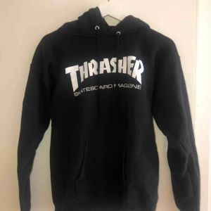 - Äkta Trasher hoodie köpt på Hollywood i Stockholm 😍 Storlek S, 34/36 🖤🖤 Säljes pga att jag inte får någon användning av den tyvärr. 600 kr och då ingår frakt! 
