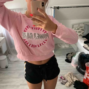  - Jätte cool tröja som är lite magtröja fast inte så mycket, passar mig som är S men då blir den lite pösig