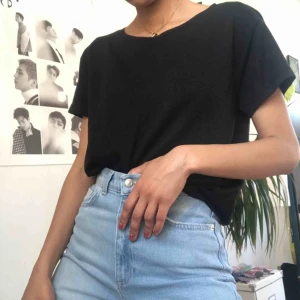  - Avslappnas svart t-shirt från Monki med öppen rygg och svag glitterdetalj. Endast använd en gång!! 