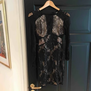  - Snygg spetsklänning från bikbok! Genomskinligt i armarna och ryggen och ett underlager på andra ställe 