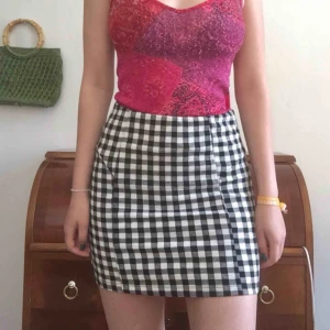  - Rutig kjol köpt i Spanien på affären Stradivarius. Stretchig och väldigt bekväm. Sitter på en storlek S på bilden. Möts endast nära Södermalm i Stockholm.  Frakt tillkommer. Skriv om du har frågor. 