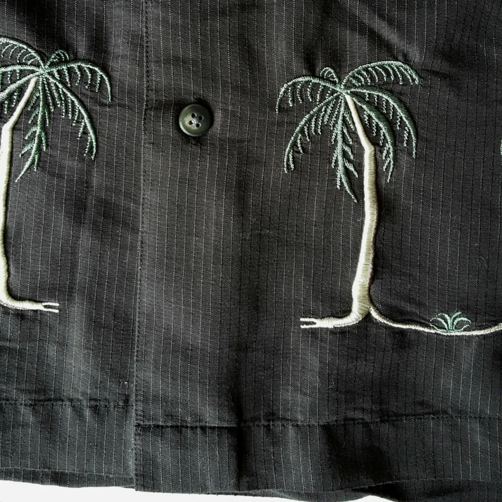 Vintage skjorta med palmer på i storlek M. Kan skickas om köparen står för fraktkostnadensom då blir 36kr.. Övrigt.