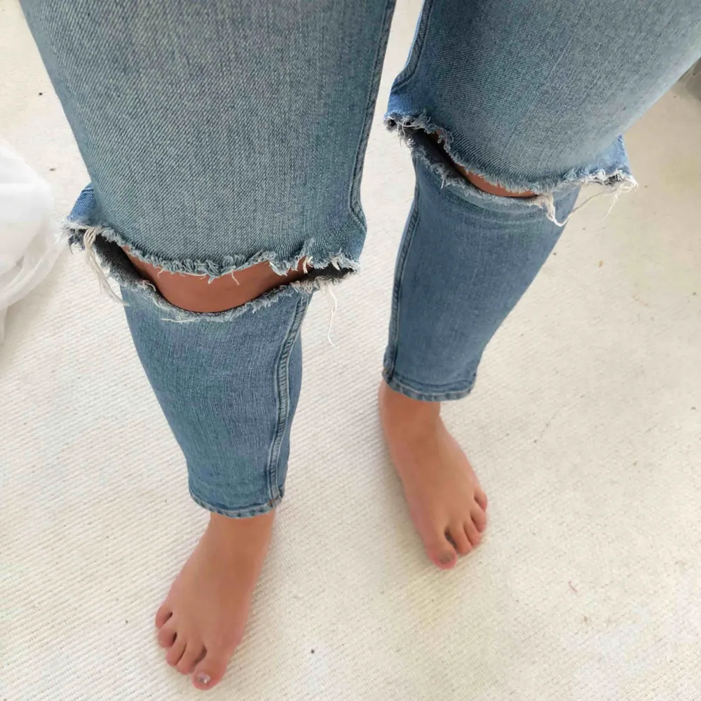 Bästabästa jeansen från Gina, tror inte att modellen finns kvar längre. Sitter väldigt skönt då de är stretchiga. Inga skavanker, förutom hålen på knäet men de va där när jag köpte dem. Mina favoriter men som tyvärr blivit lite väl tajta för mig. . Jeans & Byxor.