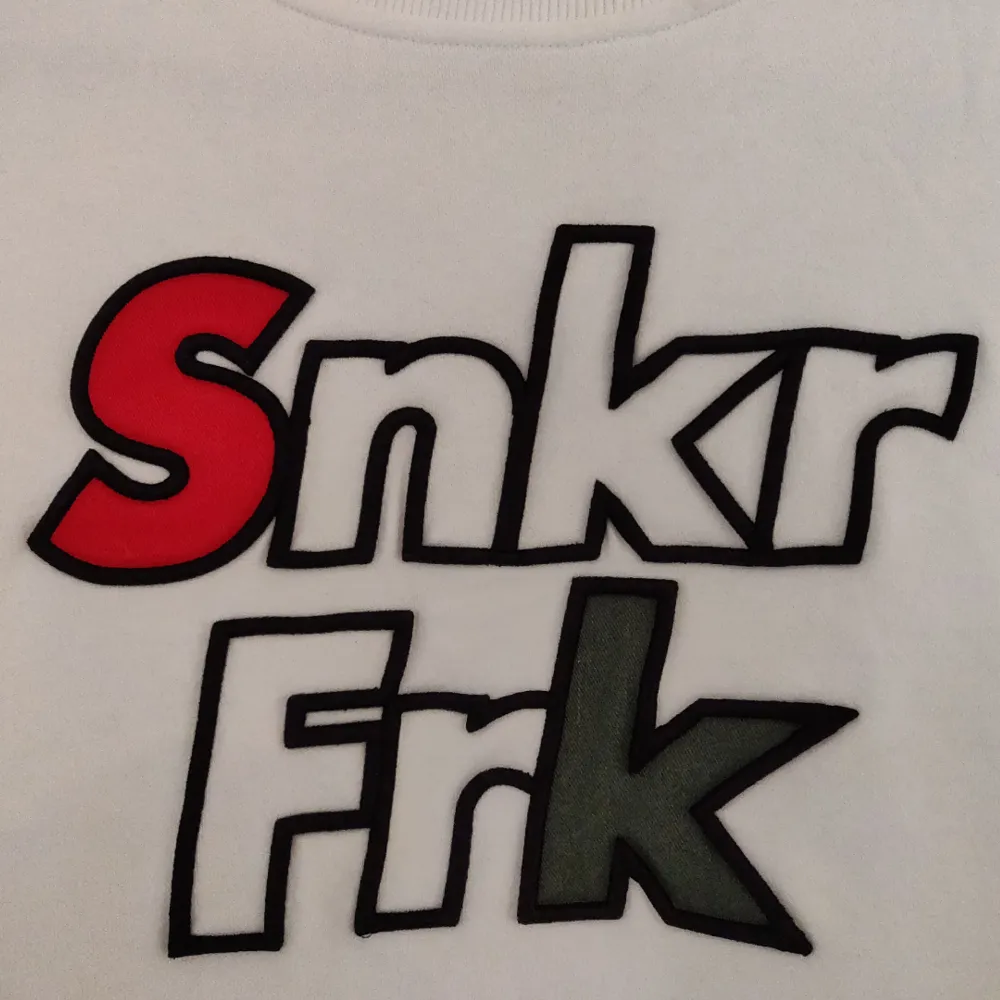 Sweatshirt från Sneaker Freak  Finns inga dumma frågor, så våga fråga :)  Har massor av annonser ute så kolla in, jag samfraktar gärna! Fraktar spårbart om så önskas, kan också mötas upp i Stockholm . Hoodies.