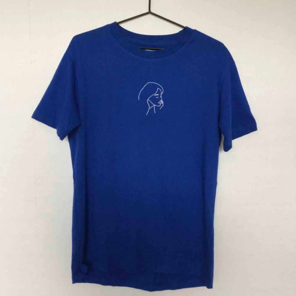 blå t-shirt med broderi på. använd endast en gång så i superskick! säljer för att den tyvärr inte kommer till användning längre. frakt 40 kr🌸 OBS unisex-strl. T-shirts.