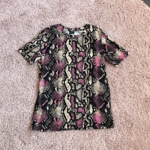  - T-Shift från Ginatricot i storlek S.  Använd ca 2 gånger pga inte min stil. Den är i fint skick!  Kunden står för frakt!🙂 Betalning med Swish