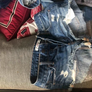  - Jeansshorts från hollister i bra skick. Köpta för ca 400kr. Knäpps med knappar där fram och har även slitningar, se bild. 