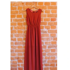  - Långklänning från Dry Lake i storlek XS, passar en 34-36a. Superfint fall, öppen i rygg, kortare underkjol så klänningen är vackert transparent nedtill. Jag har använt klänningen som brudtärna på ett bröllop och säljer den nu gärna vidare. Fint skick! 