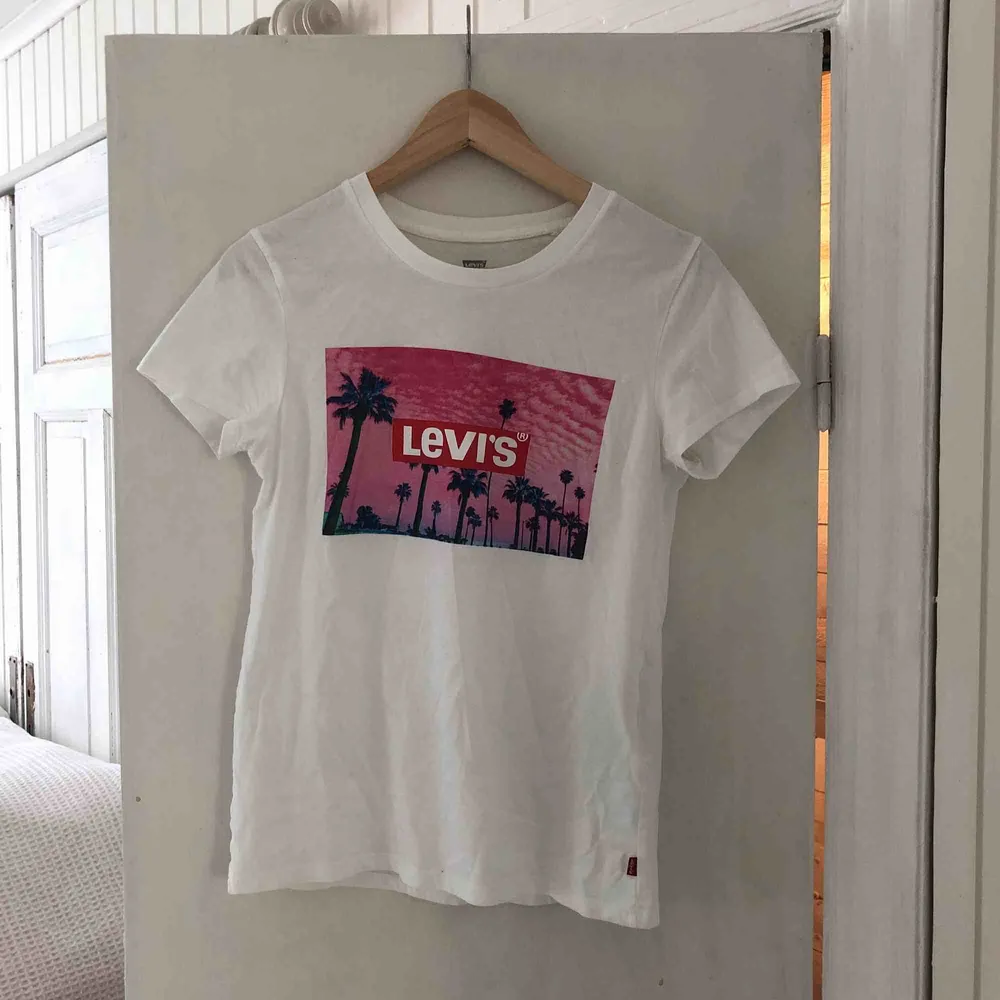 En helt ny Levis t-shirt. Säljs pga inte min stil. Köpt för 1 månad sedan och använd 1 gång topp topp skick.. T-shirts.