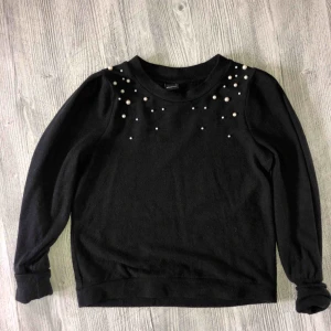  - Långärmad tröja från ginatricot med pärldetaljer, tröjan är endast lite använd! Möts upp i linköping annars betalar köparen för frakt 💖💖💖
