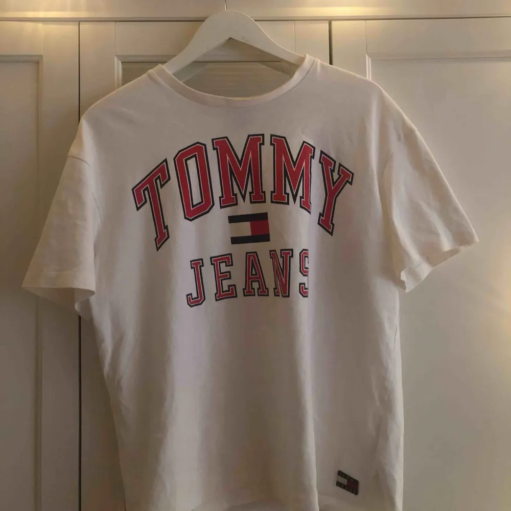 En äkta Tommy jeans t-shirt som är näst intill oanvänd. Nypris 400kr. Den är i storlek M och är därför för stor för mig. Modellen heter 90s capsule logo t-shirt. Köparen står för frakt! Tar swish <3 xoxo. T-shirts.