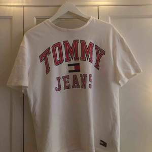 En äkta Tommy jeans t-shirt som är näst intill oanvänd. Nypris 400kr. Den är i storlek M och är därför för stor för mig. Modellen heter 90s capsule logo t-shirt. Köparen står för frakt! Tar swish <3 xoxo