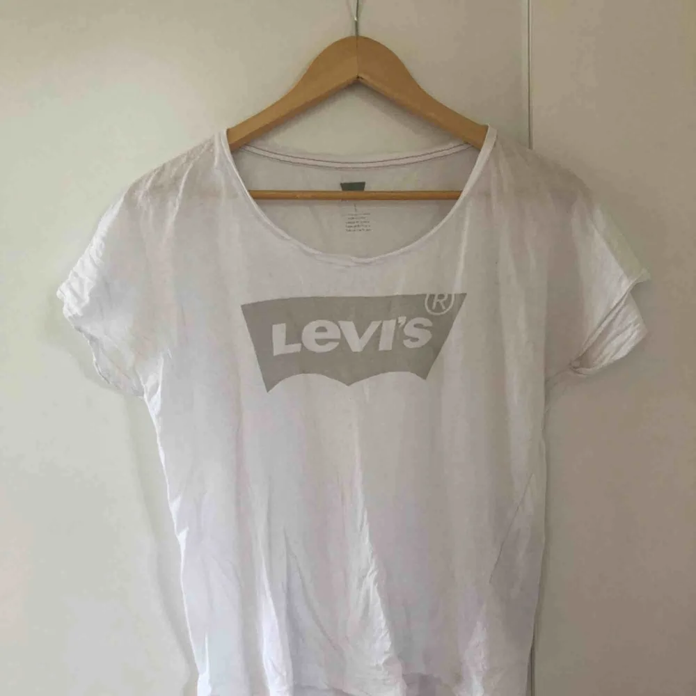Vit Levis t-shirt i storlek XS. Fint tunt luftigt tyg. Passar S också.. T-shirts.