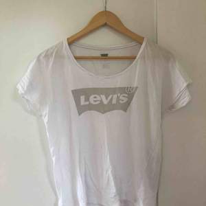 Vit Levis t-shirt i storlek XS. Fint tunt luftigt tyg. Passar S också.