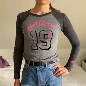  - En tunn, fin långärmad tröja från Hollister i storlek S. Använd några gånger (ca 4-5), men är fortfarande i bra kvalité. Köptes för ungefär 1 år sedan för ca 220kr. 