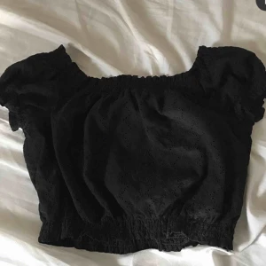  - Säljer denna fina off shoulder top i storlek 34.  Möts upp i Linköping annars står köparen för frakten. Frakt 50kr 