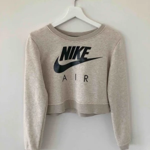  - Lite kortare Nike tröja i storlek M. Den är i fint skick och väldigt skön. Frakt tillkommer:)