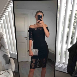  - Extremt elegant och fin klänning från Cindy Levy Paris. Den är see through och aldrig använd då den är för lång för mig (är 165) så den passar dig som är lite längre. Ny pris ca 1000 kr. Du som köpare står för frakt. 