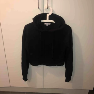  - En croppad tjocktröja med luva från chiquelle. Ny skick! Storlek Medium 