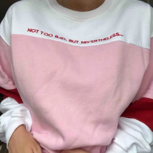  - En fin och skön sweatshirt från Bershka. Som bilden visar finns det en oerhört liten fläck på tröjan men som knappt syns! Plagget kan fraktas men köparen står för frakten (30kr). Jag kan även mötas upp i Lund-området 🦋