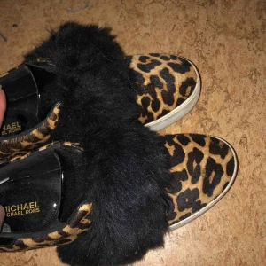  - Äkta skor från Michael Kors. Älskar dom men dom är för små för mig, då mina fötter vuxit. Men storlek 38 och superskick. 