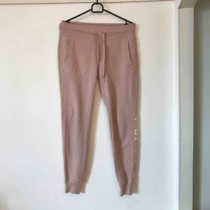  - Mitt plagg är ett par rosa mjukisbyxor från Calvin Klein preformance, dom är köpta förra året och har använts cirka 5 gånger och uppskattats mycket av mig/ finns även i svart och en matchande rosa tröja.
