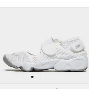  - NIKE RIFT vita i storlek 37,5 HELT NYA i låda, passar också en 37a eller mindre 38a. råkade köpa två par, super snygga och fräscha! jätte sköna! 