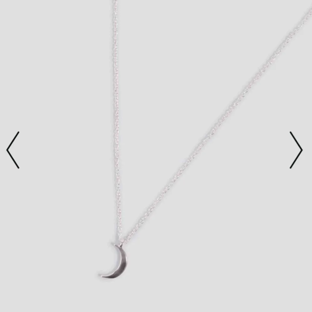 Halsband från NAKD. Aldrig använt och vill att det kommer till användning hos någon annan. Säljer för 70 kr inkl frakt.. . (79 kr på hemsidan.) ✨. Accessoarer.