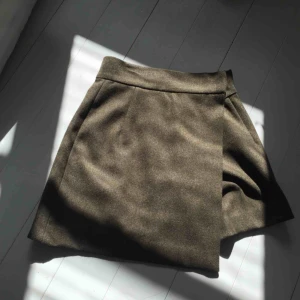  - Asymmetrisk grön kjol köpt från Weekday! Använd men inget slitage :)