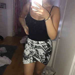  - svart/vit kjol, för liten för mig då den är ganska tight