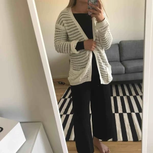  - Stickad Cardigan  Färg: Vit  Skick: Bra Storlek: XXS/XS Pris: 50kr  Köparen står för frakt.  Swish finns.