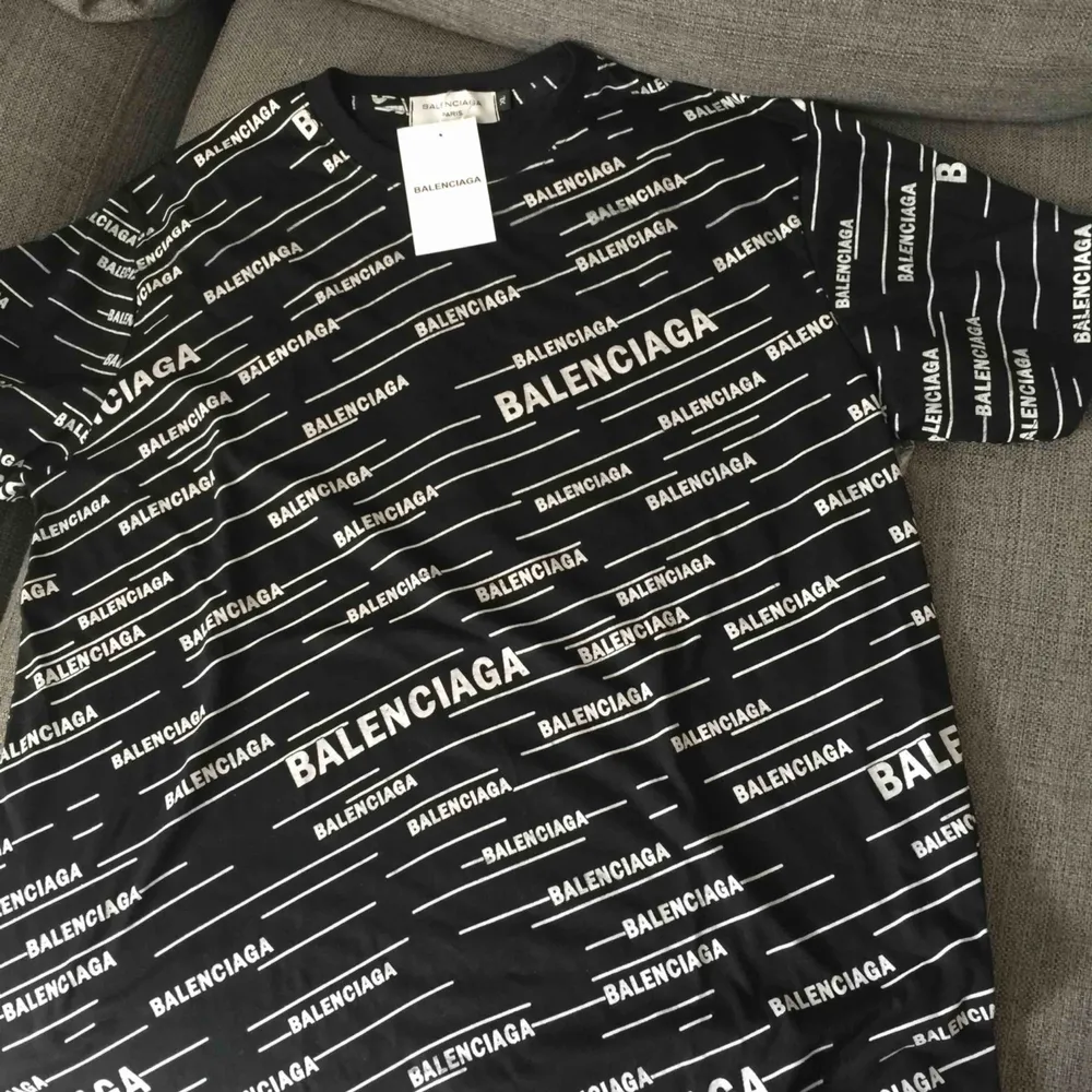 Ny Balenciaga AAAA+++kopia Strl XL men mer som stor medium eller lite large. T-shirts.