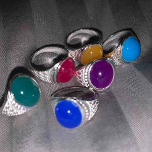 Ringar - Söta ringar i silverfärg med färgglad sten. Har flera av varje färg. En för 20kr eller alla för 100kr💗 små i storleken skulle jag säga!