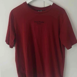  - Vinröd t-shirt från cheap monday. Aldrig använd. 20kr + frakt. Kan mötas upp i tranåsområdet och i Sthlm.