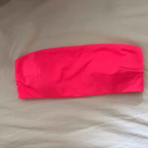  - Neonrosa bandeau bikini. Aldrig använd, endast testad. 