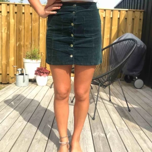  - En superfin manchesterkjol i en mörkgrön färg passar perfekt till alla årstider!! Frakt står köparen för <3